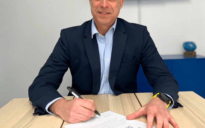 NIFTY COMMUNICATIONS HITS A HOLE IN ONE WITH PGA PRO